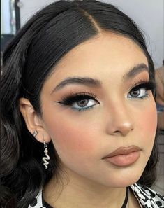 Prom Full Face Makeup, Princess Makeup Ideas, Natural Green Makeup, Prom Makeup Full Face, Emerald Green Eye Makeup, Emerald Eye Makeup, Green Dress Makeup, Sweet 16 Makeup, Quince Makeup