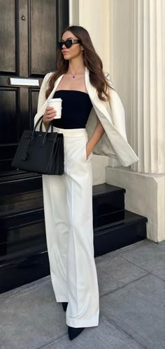 New York Business Fashion, Ceo Suit For Women, How Do Lawyers Dress, Boss Woman Clothes, Boss Lady Clothes, Ceo Outfit Woman Boss Aesthetic, Female Investment Banker Outfit, Mun Inspo Outfits, Classy Outfits For Women Black