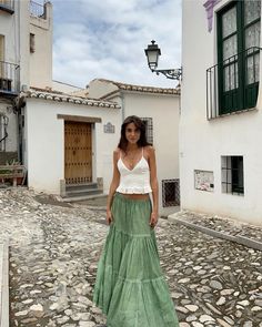 Summer outfit inspo with white tank top and green maxi skirt #summerstyle #summeroutfitideas Granola Summer Outfits, 2025 Outfit, Europe Fits, Spain Outfit, Look Boho Chic, Estilo Hippy, European Summer Outfits, Estilo Hippie