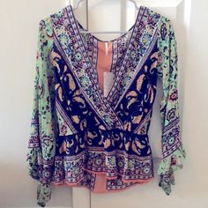 Free People Xs Green Boho Print Long Sleeve Top, Green Long Sleeve Top With Boho Print, Green Long Sleeve Boho Print Top, Fitted Boho Print Long Sleeve Top, Free People Blouse, Free People Tops, Color Purple, Free People, Top Blouse