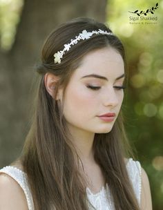 A bridal leaf crown you can easily placed on your hair and suit varied hair styles. made of silver or 14K gold plated on brass. This gorgeous gold Grecian crown will be perfect for brides, bridesmaids, Or any special occasion when you want to feel unique and stylish! This leaf headpiece will make you look stunning and breathtaking in your vintage dress, or in your woodland wedding look. Upgrade your bridal look with this stunning gold wedding headband for the perfect Woodland look. *Could be req Wedding Hairstyles And Makeup, Wedding Tiara Hairstyles, Tiara Silver, Leaf Headpiece, Headband Gold, Leaf Crown, Tiara Wedding, Headpiece Bridal, Tiara Hairstyles