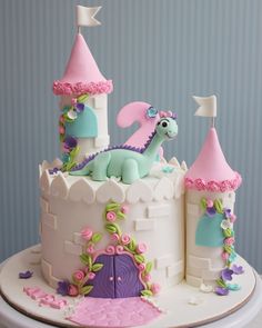 there is a cake that looks like a castle