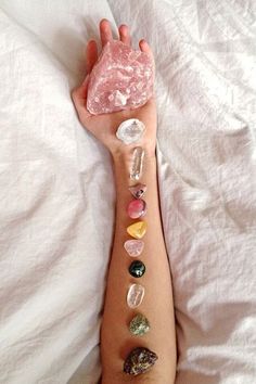 yes. a big yes. crystal healing left side of the body for pulling in, right side for exiting ... repinned by precious & peculiar Yoga Outfits, Spiritual Crystals, Crystal Magic, Les Chakras, Crystal Grid, Energy Crystals, Reiki Healing