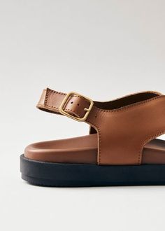 Sandalias marrones de piel con tiras cruzadas estilo slingback
Renovando un estilo clásico de nuestra colección, las sandalias Nico tienen en la parte superior tiras cruzadas que se extienden hasta el talón. Están elaboradas en cuero marrón y presentan plantillas moldeadas para ofrecer la máxima comodidad. Tan Leather Sandals, Seychelles, Brunei, Laos, Tan Leather, Leather Sandals, Shoe Boots, Sandals, Boots