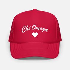 This structured, high-profile 5 Panel Trucker Cap is the perfect choice for sunny days. It can also serve as a stylish accessory for your outfit as the flat bill gives the cap a modern twist. Flat embroidery in white. Sorority Hats, Bar Crawl, Pi Beta Phi, Alpha Chi Omega, Alpha Chi, Delta Zeta, Chi Omega, Snap Backs, Big Little