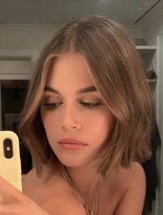 Chin Length Brunette Hair, Kaia Gerber Hair Short, Bob With Face Framing Layers Short Hair, Kaia Gerber Short Haircut, Kia Gerber Hair, Hailey Polk Hair, Hailey Bieber Hair Short, Short Bob Brunette, Hailey Bieber Bob