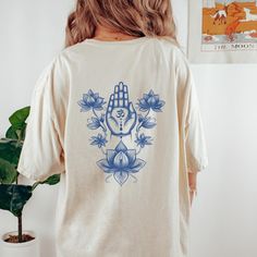 Elevate your style and inner peace with our enchanting Indigo Om tee. This understated yet deeply meaningful design will have you emanating tranquility wherever you go. Perfect for yogis, meditators, and seekers of enlightenment on their journey to awakening. 👕 This Comfort Colors C1717 garment-dyed t-shirt is made with 100% ring-spun cotton that is ethically grown and harvested. The relaxed fit and pre-shrunk fabric ensures a consistently great fit that has made this shirt one of the most popu White Crew Neck Top For Meditation, White Spiritual Graphic T-shirt, Relaxed Fit Graphic Print Tops For Meditation, Lotus Flower Spiritual, Meaningful Design, Spiritual Yoga, Meditation Gifts, Yoga Tshirt, Art T Shirt