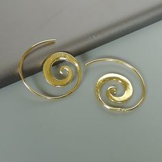 Sterling silver gold plated spiral hoops. Comes with a hammered finish. Dimensions: Inner spiral: 18 x 15 x3 mm Outer: 22 x25 mm These earrings are made of 925 hypoallergenic sterling silver. Please note this price is for ONE PAIR only. All my pieces are sent in a gift box. I can include a personal message from you if needed You are welcome to contact me at... bhavnakwintra1956@gmail.com For more beautiful pieces from my shop, please browse 👇 TOE RINGS: https://www.etsy.com/your/shops/TheSilver Gold Spiral Wire Wrapped Hoop Earrings, Gold Spiral Brass Hoop Earrings, Spiral Gold Hoop Earrings In Brass, Gold Sterling Silver Wire Wrapped Hoop Earrings, Gold Spiral Hoop Earrings, Gold Spiral Minimalist Earrings, Minimalist Gold Spiral Earrings, Gold Spiral Hoop Earrings Nickel-free, Gold Spiral Hoop Earrings Nickel Free