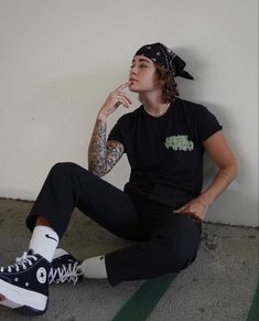 Windbreaker Black Outfit, Masc Lesbian Bandana, 80s Masculine Fashion, Outfit For Masculine Women, Edgy Masc Outfits, Masc Outfits For Summer, Summer Beanie Outfit, Adrogonus Outfits Summer, Masculine Hippie Outfits