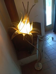 a lamp that is sitting on the ground