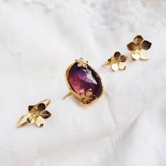 Adjustable gold-plated ring set with a beautiful amethyst, decorated with two small engraved flowers Entirely handcrafted For more information do not hesitate :) Each stone is different and may have inclusions, more or less intense color differences which makes each ring unique :) Engraved Flower, Ring Unique, Multi Stone Ring, Intense Colors, Multi Stone, Amethyst Ring, Unique Rings, Stone Rings, Ring Set