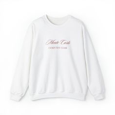 Das Monte Carlo Country Club Sweatshirt im Old Money Style ist ideal für jede Situation und bietet puren Komfort. Das unisex Sweatshirt besteht aus einer Mischung aus Polyester und Baumwolle, wodurch das Design frisch und schön aussieht. Der Kragen ist gerippt gestrickt und behält auch nach dem Waschen seine Form. Diese Pullover haben keine kratzenden Seitennähte.     50% Baumwolle, 50% Polyester     Mittelschwerer Stoff (8,0 oz/yd² (271,25 g/m     Lockere Passform     Eingenähtes Etikett     Entspricht der Größe Mit dem Monte Carlo Country Club Sweatshirt im Old Money Style bist du immer perfekt gekleidet und fühlst dich rundum wohl. Egal ob beim entspannten Spaziergang oder beim Treffen mit Freunden, dieses Sweatshirt ist ein absoluter Hingucker. Zeige deine Liebe zum klassischen Stil un Classic Crew Neck Tops With Letter Print, Classic White Sweater With Letter Print, Classic White Letter Print Sweater, College Sweater, Retro Sweatshirts, Club Sweatshirts, Crewneck Design, Style Sweatshirt, Old Money Style