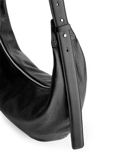 Curved Leather Bag - Black - ARKET WW Bags Inspiration, Crescent Bag, Bag Details, Fancy Bags, Trainer Boots, Black Leather Handbags, Black Leather Bags, Black Shoulder Bag, Bag Design