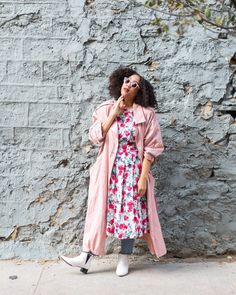 Pink vintage trench coat and a floral dress worn over jeans Light Blazer, Pink Trench Coat, Metallic Skirt, 80s Dress, 50s Dresses, Pink Jacket, Pink Vintage, Types Of Dresses