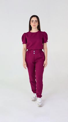 Descubre la nueva línea de uniformes quirúrgicos: elegancia, funcionalidad y durabilidad, todo en uno. ¡Trabaja con estilo! Surgical Gowns, Stylish Scrubs, Women's Uniforms, Hospital Gown, Nurses Week, Women's Robe, Medical Equipment, Girl Body