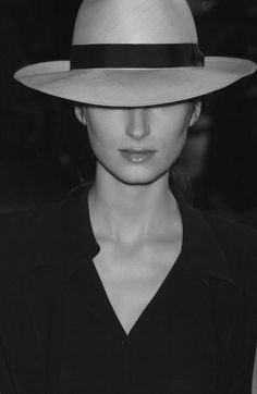 Martin Margiela, Carrie Bradshaw, Mode Inspiration, Black And Tan, Hat Fashion, A Black