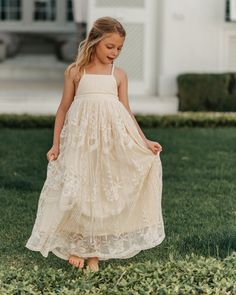 Young Wedding, Special Dress, Girls Lace Dress, Fall Family Pictures, Family Picture Outfits, Outdoor Wedding Decorations, Special Dresses, Lace Bridesmaid Dresses, Picture Outfits