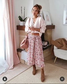 Romantic Outfit Inspiration, Soft Feminine Outfits Fall, Chunky Brown Sweater Outfit, Modern Housewife Outfit, Cute Housewife Outfits, Modest Styles For Women, Skirts Long Outfits, Feminine Mom Outfits, Mary Cooper Outfits