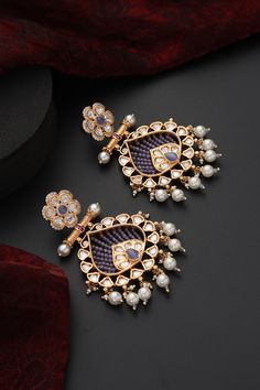 Add a touch of sophistication with these Lavender Polki Dangler Earrings, featuring delicate lavender stones set in intricate Polki craftsmanship and highlighted with a warm rose gold finish. The elegant dangle design captures light beautifully, creating a mesmerizing sparkle. These earrings blend classic charm with contemporary flair, making them a standout accessory in your collection. Luxury Lavender Jewelry For Wedding, Luxury Lavender Wedding Jewelry, Elegant Rose Gold Chandbali Jewelry, Traditional Purple Drop Earrings, Traditional Purple Teardrop Jewelry, Elegant Purple Jewelry For Festive Occasions, Hand Jewelry Rings, Lavender Stone, Chain Braid