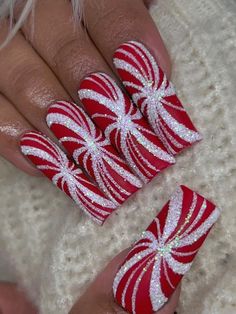 candy cane nails: shimmery swirls Sparkly Candy Cane Nails, Peppermint Nails Candy Canes, Chrome Candy Cane Nails, Ornament Christmas Nails, Christmas Candy Nail Art, Black Candy Cane Nails, Simple Christmas Nails Winter New Years, Christmas Glitter Nail Designs, Christmas Nails Candy Cane Stripes