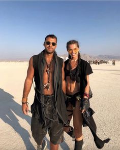 Couple Festival Outfits, Estilo Burning Man, Coachella Inspired Outfits, Look Da Festival, Halloween Rave Outfits, Men Festival Outfit, Rave Halloween, Stylish Black Dress, Rave Outfits Men