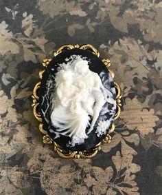 Cameo brooch. Black and white resin cameo depicting a romantic Victorian couple. Set on an antiqued gold plated filigree. The pinback has a bail so it can also be worn as a pendant. This cameo pin measures 2 inches long. A gift box is included. Antique Cameo Jewelry, Blue Anklet, Hummingbird Jewelry, Victorian Couple, Hummingbird Gifts, Crochet Mat, Victorian Frame, Stained Glass Jewelry, Cameo Jewelry