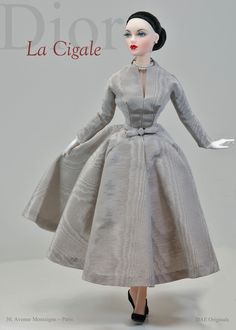 a mannequin wearing a gray dress and black shoes with the words dior la gioble on it