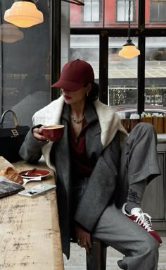 Burgundy Blazer Outfit Woman, Adrette Outfits, Burgundy Outfit, Elegante Casual, Grey Outfit, Outfits With Hats, Blazer Outfits