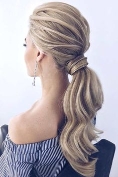 Trendy prom hairstyles for long hair can fit any lady’s taste and the desirable look. Our collection of hairstyles offers it all: they are romantic, elegant, intricate and, most importantly, super-amazing. #promhairstylesforlonghair #promhairstyles Elegant Ponytail, Asymmetrical Hairstyles, Wedding Hairstyles Bride, Natural Afro Hairstyles, Best Wedding Hairstyles, Prom Hairstyles For Long Hair, Funky Hairstyles, Fringe Hairstyles, Penteado Cabelo Curto