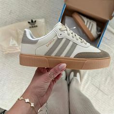 Sneaker Lovers, Walk In My Shoes, Minimalist Shoes, Shoe Inspiration, Adidas Outfit, Aesthetic Shoes