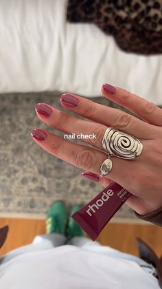 Rhode Nails, Cute Unique Short Nails, Short Nails Inspo Fall, Winter Nail Colour 2024, Clean Girl Nails Fall, Fall Nails Short Almond Shape, Short Winter Nails Ideas, Red Almond Nails Christmas, Nail Inspo Biab