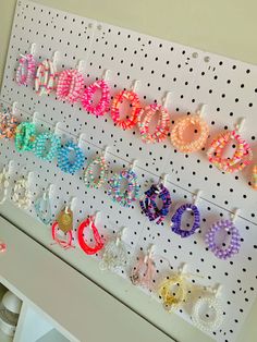 Pegboard Beads Ideas, Bracelet Peg Board, Bracelet Buisness Ideas Names, Market Ideas To Sell, Braclate Ideas, Bracelets To Sell, Handmade Jewelry Display, Jewelry For Summer