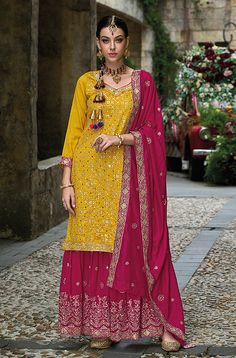 Orange Sharara, Wedding Sharara Suit, Bridal Dresses Ideas, Heavy Suits, Wedding Sharara, Orange And Pink Wedding, Suit Indian, Lehengas Wedding, Kashmiri Shawls