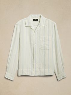 This lightweight resort shirt is crafted from luxurious linen, a breathable fabric we love for its ability to stay cool and fresh, even in heat and humidity.  Standard fit.  Resort collar with button-front closure.  Chest pocket.  Straight hem.  Standard fit.  Long sleeves.  Hip length.  Model: Size M, 6'2" (188cm). White Linen Camp Shirt For Spring, Classic Beach Shirt With Pockets, Relaxed Fit Long Sleeve Camp Shirt For Beach, Classic Spread Collar Camp Shirt For Vacation, Classic Camp Shirt With Spread Collar For Vacation, White Linen Camp Shirt With Pockets, Unstructured Shirt For Beach In Spring, Unstructured Shirt For Beach And Spring Season, Relaxed Fit Long Sleeve Camp Shirt For Vacation