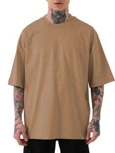 * FABRICAÇÃO PRÓPRIA *  A Camiseta Oversized da Kouck possui um design perfeito para seu estilo. Com um tecido super Encorpado, leve mas ao mesmo tempo super confortavel perfeito para de destacarno seu dia a dia, proporcionando muito estilo, aumentando sua autoestima e confiança.  *CARACTERÍSTICAS  Gola: 2,5cm Composição: 100% Algodão Gramatura: 200g. Caimento: Oversized                     TABELA DE MEDIDAS:               Compri.        Largura       Manga  P -        72cm           50cm Basic Streetwear, Plain Tees, Rap, Street Wear, T-shirt, Mens Outfits, Mens Tops, Mens Tshirts