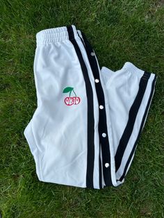 White track pants with side snaps White Track Pants, Street Style Outfits Men, Outfits Men, Clothing Ideas, Street Style Outfit, Style Outfits, Sorority, Track Pants, Ohio