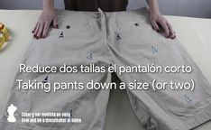 a person standing on top of a table with their hands in his pants and the words reduce dos talas el pantalon corto taking pants down a size or two