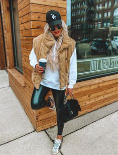 Traveling Style, Puffer Vest Fashion, Edgy Fits, Casual Edgy, Vest Style, Lazy Days, Puffer Vest, Comfy Outfits, Travel Style