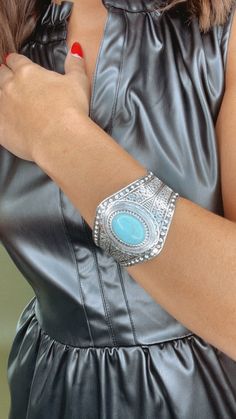 Complete your look with the Turquoise Stone Cuff Bracelet! Western bracelet Silver Turquoise Style Wide Leg Jeans, Western Bracelets, Bride Top, Bow Belt, Everyday Chic, Accessories Jewelry Necklace, Boots And Sneakers, Bracelet Silver, Chic Boutique