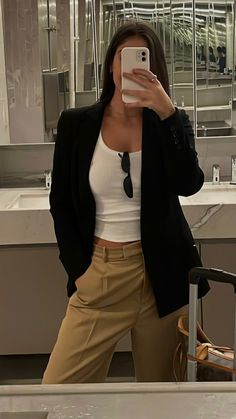 Smart Casual Women Outfits, Smart Casual Women, Look Office, Elegant Outfit Classy, Fashion Mistakes, 10 Pounds, Basic Outfits, Casual Style Outfits, Office Fashion