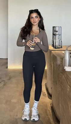 Discover 20+ stunning gym outfit ideas you can't get around right now! Whether you're into Girl Gym Outfits or looking for the perfect Baddie Athleisure Outfits, these looks are here to inspire. Think stylish Gymshark Outfit Women options, cozy Fall Athleisure Outfits or effortlessly chic Jeggings Outfit Casual. Pair your favorite Black Leggings Outfit Ideas with comfy tops for the ultimate Leggings Casual Outfit. Step up your style with these must-have Gym Workout Outfits! Gym Outfit Petite, Gym Outfit Inspo Winter, Everyday Gym Outfits, Leggings Workout Outfit Winter, Workout Fits Aesthetic Modest, Rainy Day Workout Outfit, New Balance Workout Outfit, Running Outfits Leggings, Sweatshirt Gym Outfit