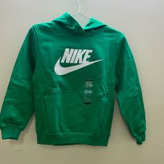 Nike Sportswear Clup Fleece Kids Size M Green Nwt Green Long Sleeve Winter Activewear, Nike Fleece Long Sleeve Activewear, Green Hoodie For Gym In Winter, Fleece Long Sleeve Sports Sweatshirt, Green Hooded Sportswear Activewear, Winter Gym Green Hoodie, Long Sleeve Fleece Sweatshirt For Sports, Green Winter Workout Activewear, Green Winter Hoodie For Gym