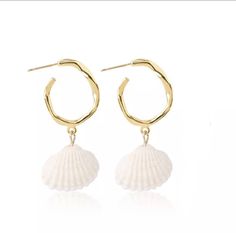 Hollywood Sensation's Seashell dangle earrings are beautifully crafted gold seashell earrings that bring you the spirit of sun-kissed skin, sand, splashing waves and the fun of summer. Length 2 inches With 1 inch Gold Plated Bullit Clutch Back Seashell Imported 100% Satisfaction Guarantee Return Policy Gift Box Included Summer Earrings Aesthetic, Shells Jewellery, Prom Jewellery, Coastal Earrings, Beachy Earrings, Sea Shell Earrings, Coastal Jewelry, Earrings Outfit, Dangle Earrings Gold