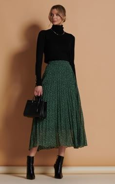 Green Skirt Outfit Black Women, Femininity Fashion, Dijbi Pins, Green Skirt Outfit, Summer Staycation, Woman Outfit, Midi Skirt Outfit, Modest Dresses Casual