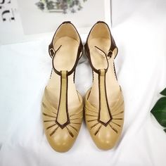 More Shoes,Please click: https://www.etsy.com/shop/mosshe FEATURES: 【Color】: it can be customized to other various colors, if you want to custom colors,please contact us. 【Material】: *Upper material: Genuine Leather.a great enjoyment of quality, softness, durability and nature *Sole material: default sole is made of Tendon bottom-----skid resistance and wear resistant.It also canbe made to leather sole,if you need,please contact us 【About Size】: *Height of the Heel: defult height is 3cm heel. Tr Retro Closed Toe Mary Janes For Summer, Vintage Leather T-strap Sandals, Vintage T-strap Sandals With Round Toe For Spring, Retro Low Heel Mary Janes With Leather Sole, Vintage Leather Shoes With Leather Sole For Summer, Retro Mary Janes With Leather Sole And Low Heel, Retro Brogue Oxfords With Closed Toe, Retro Brogue Detailing Closed Toe Oxfords, Vintage Flat Heel Mary Janes For Spring