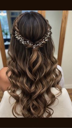 Curly Bridal Half Updo, Wedding Curly Hairstyles Down, Prom Simple Hairstyles, Prom 2024 Hairstyles, Winter Formal Hair, Blonde Styles, New Trendy Hairstyles, Simple Prom Hair, Stunning Hairstyles