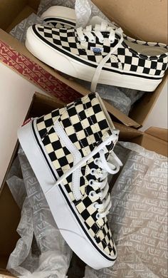 Vans Shoes Fashion, Snicker Shoes, Vans Old School, Mode Shoes, Tenis Vans, Outfit Retro, Vans Outfit, Aesthetic Grunge Outfit, Shoes Sneakers Jordans