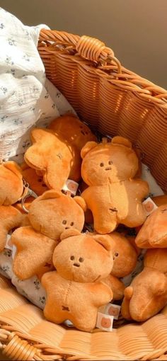 a basket filled with lots of brown teddy bears