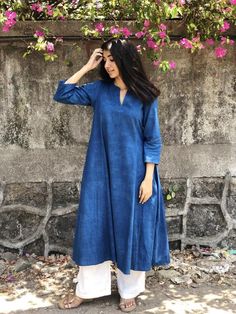 V Neck Kurta, Indian Kurti Designs, Kurtas For Women, Kurta Patterns, Simple Kurta Designs, Long Kurti Designs, Casual Indian Fashion, Desi Fashion Casual, Cotton Kurti Designs