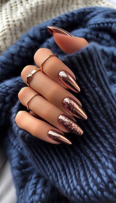 Bronze Christmas Nails, Bronze Nail Designs, Copper Nails Acrylic, Dark Nails With Glitter, Bronze Nails Designs, Copper Nail Polish, Copper Nails Designs, Fall Nail Idea, Rose Gold Nails Glitter